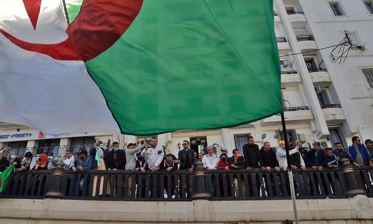قرار تبون وضع حد لـ”الأعمال التحريضية” خلال مسيرات الحراك يخلق جدلا في الجزائر