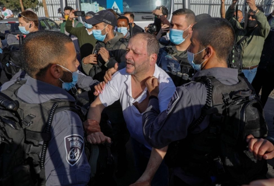 الشرطة الإسرائيلية تعتدي بوحشية على نائب في الكنيست خلال وقفة تضامنية مع أهالي الشيخ جراح