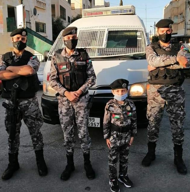 الأمن العام يواصل توفير الأمن ويشارك في صلاة العيد ويهنئ المواطنين .. صور من الميدان