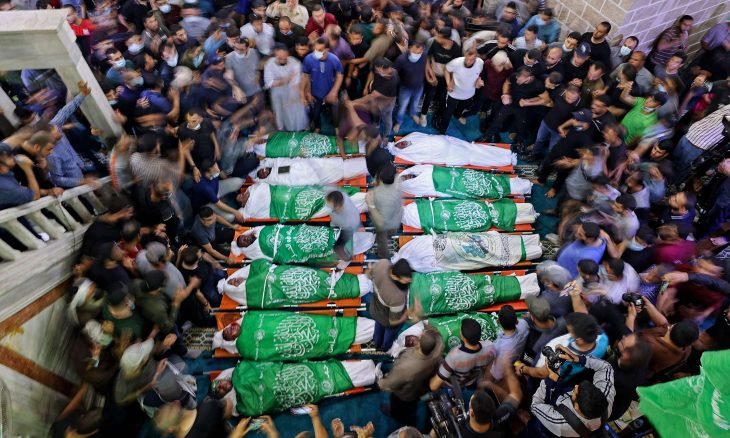 حركة حماس تشيع 13 من عناصرها بينهم 6 قادة استشهدوا في ضربات إسرائيلية