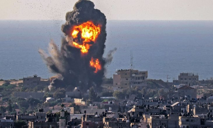 بعد هدوء لساعتين.. الطيران الإسرائيلي يجدد قصف مدينة غزة