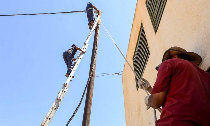 الجزائر تبدأ إمداد ليبيا بالكهرباء عبر الشبكة التونسية