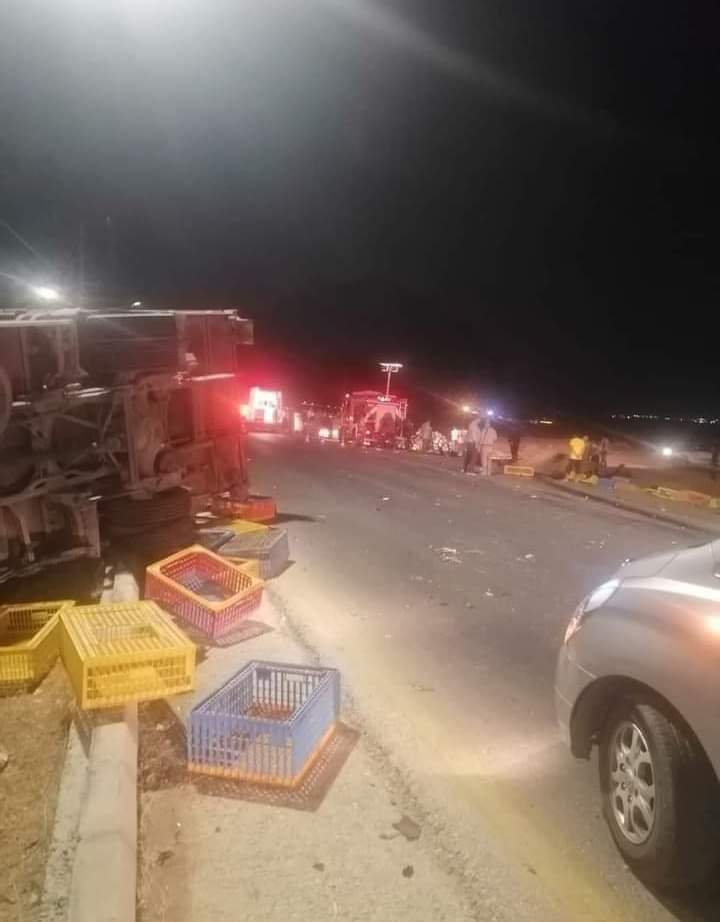 توفي 6 أشخاص وأصيب آخرين إثر حادث سير مروع بين شاحنة وسيارة صغيرة على طريق جابر الدولي في محافظة المفرق