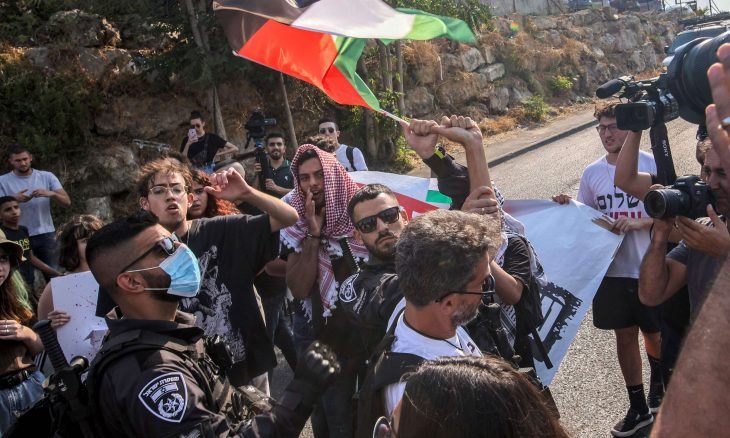 الاحتلال الإسرائيلي يغلق حي “الشيخ جراح”