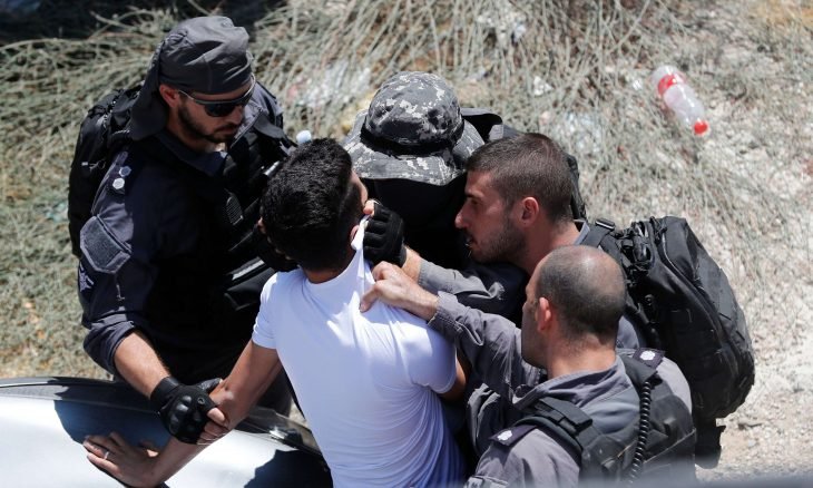 الجيش الإسرائيلي ينكّل بطفلين ويعتقل أحدهما