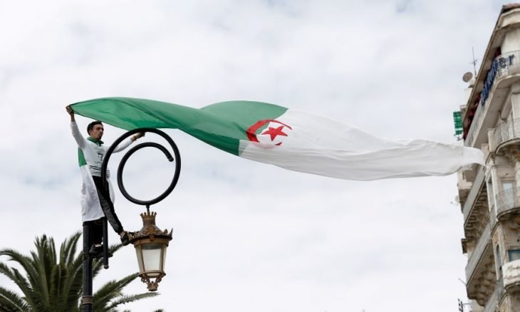 الجزائر تعد قانونا جديدا للاستثمار