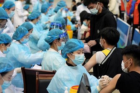 الصين تعلن تطعيم 76 من سكانها