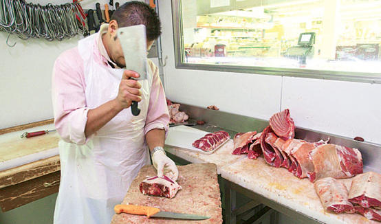 البلقاء: إيقاف 19 ملحمة ومطعما لتلاعبها ببيع اللحوم