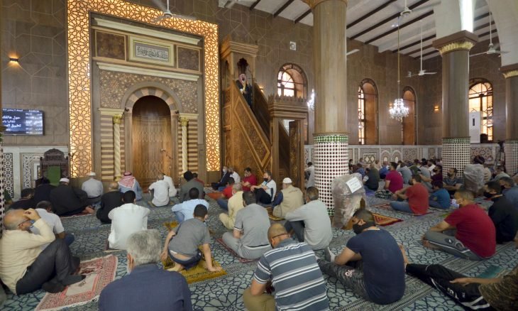 وزير الأوقاف يوجه بفتح تحقيق حول إلقاء إمام مسجد خطبة الجمعة وهو مصاب بكورونا