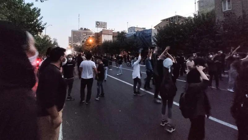 انقطاع الإنترنت في إيران.. والحرس يهدد المحتجين بالقضاء
