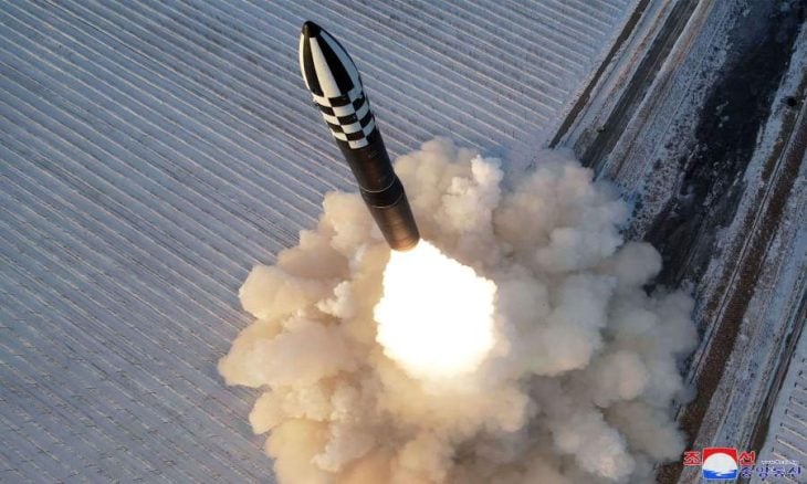 كوريا الشمالية: إطلاق صاروخ باليستي عابر للقارات يظهر الخيار المتاح إذا اتخذت واشنطن قرارا خاطئا