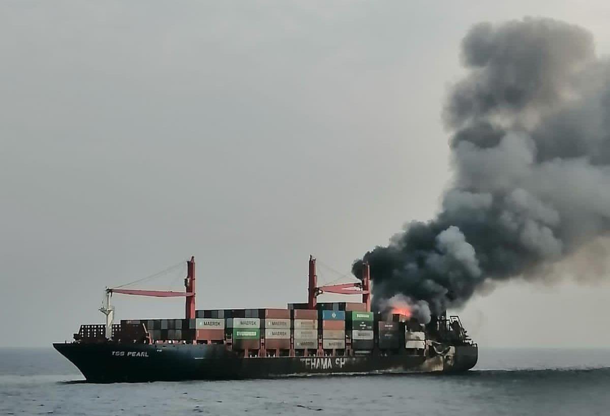 رويترز: مفقودون ومصابون إثر استهداف سفينة في باب المندب