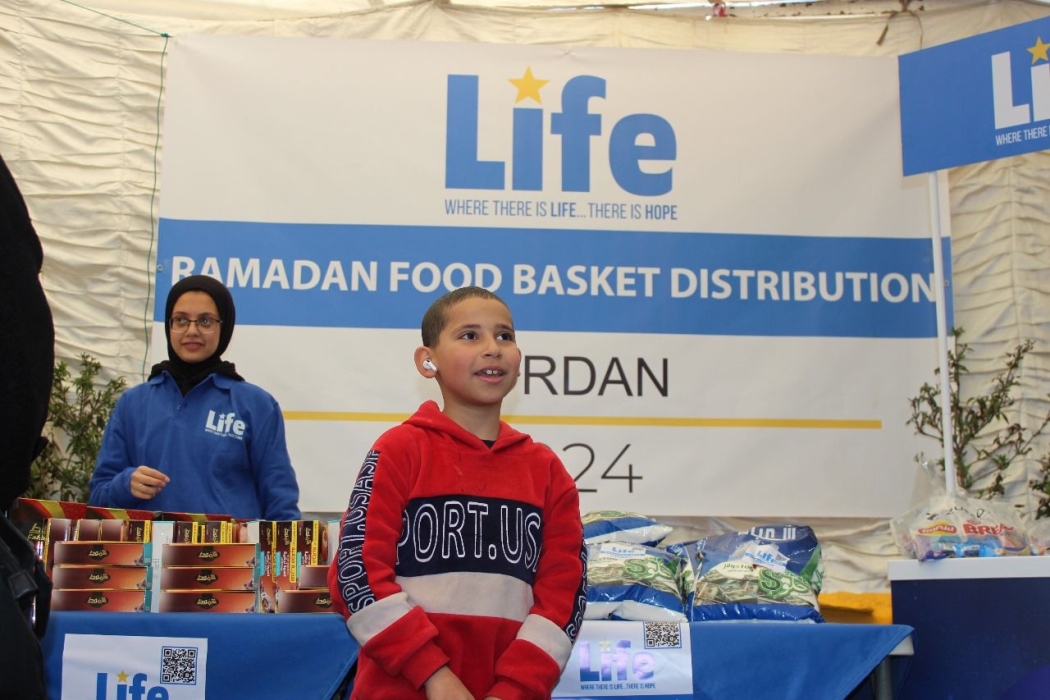 مؤسسة لايف للإغاثة والتنمية تُقيم خيمة رمضانية لتقديم المساعدات الغذائية ..