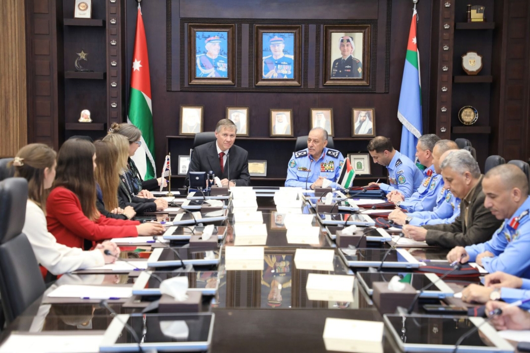 مدير الأمن العام يلتقي السّفير البريطاني في الأردن ويجدِّدان مذكّرة التعاون بين الجانبين..