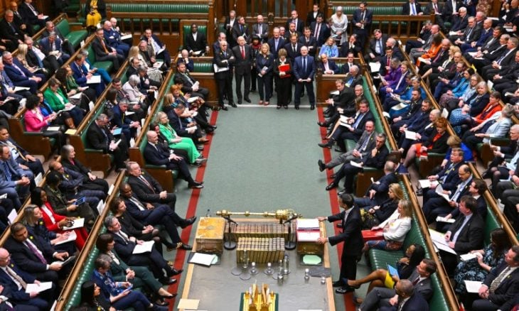 برلمانيون بريطانيون يحثون الحكومة على وقف مبيعات السلاح لإسرائيل