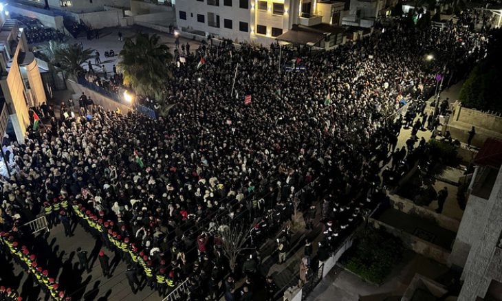 لليوم الرابع .. متظاهرون يحاصرون سفارة الاحتلال الإسرائيلي في عمان تضامنا مع غزة