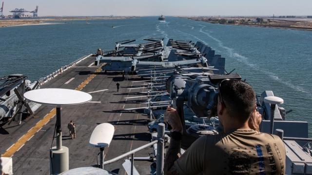 الولايات المتحدة تنشر سفينة حربية قرب سواحل إسرائيل
