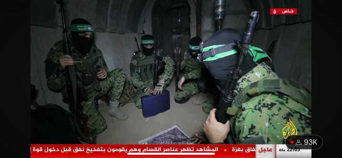 مشاهد لعناصر القسام أثناء تفخيخ أحد الأنفاق في قطاع غزة