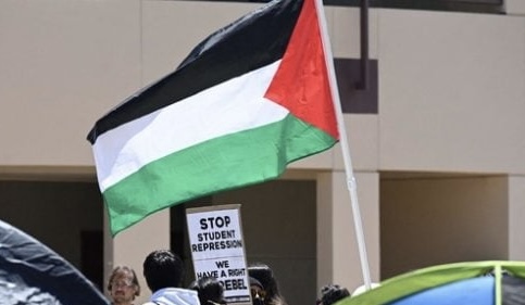 قوات الامن الامريكية تفض بالقوة اعتصاما تضامنياً مع فلسطين في جامعة فرجينيا كومونولث