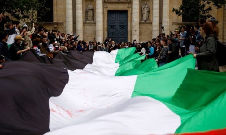 الشرطة الفرنسية تخلي قاعة في جامعة السوربون من متظاهرين متضامنين مع غزة