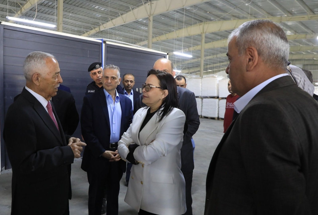 العيسوي يفتتح ويتفقد مشاريع مبادرات ملكية بالمفرق لتشغيل الأردنيين بحضور وزيرة العمل