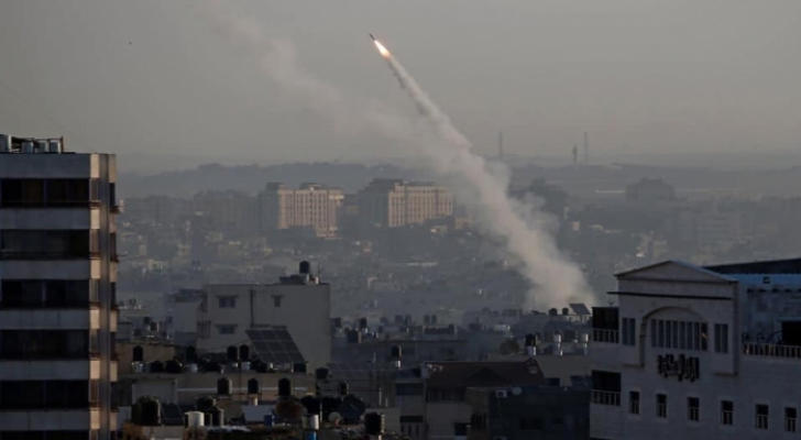 إعلام إسرائيلي: حماس أطلقت 15 صاروخا على بئر السبع اليوم