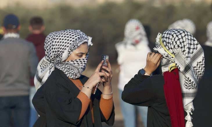 طلاب مغاربة يتوشحون بالكوفية الفلسطينية