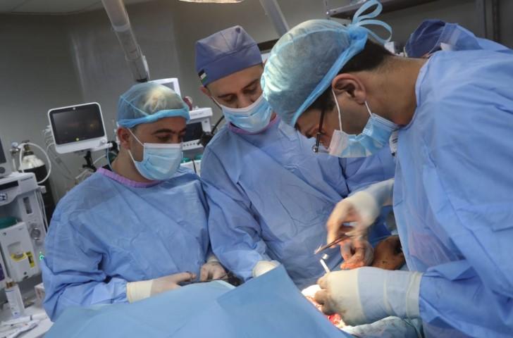 طواقم المستشفى الميداني الأردني بغزة تنقذ يد فتاة من البتر