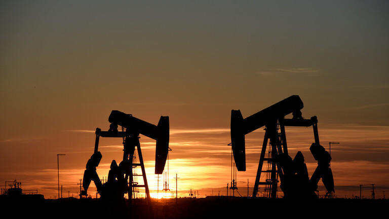 النفط يستقر قـرب أعلى مستوى في شهرين