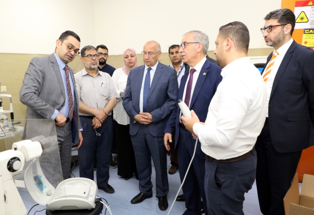 مستشفى الجامعة الأردنية يتسلّم جهاز (Retcam) لتشخيص اعتلال الشبكية لدى الأطفال الخُدّج من جمعية أصدقاء المستشفى