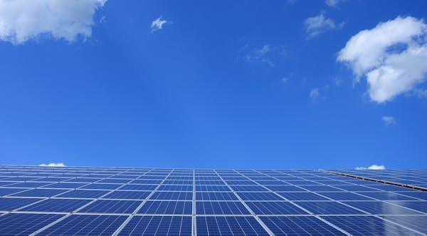 الطاقة تطرح عطاءين خاصين بالطاقة الشمسية لـ100 بلدية في المملكة
