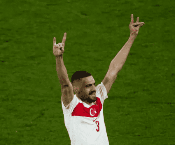 إيقاف لاعب تركيا مبارتين بسبب احتفالية الذئاب الرمادية