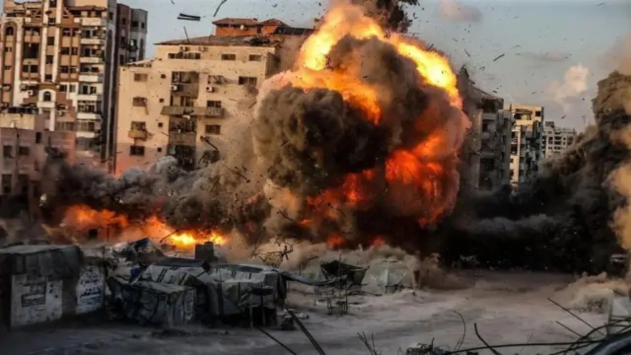 دوي انفجارات ضخمة.. 3 شهداء في قصف إسرائيلي على غزة