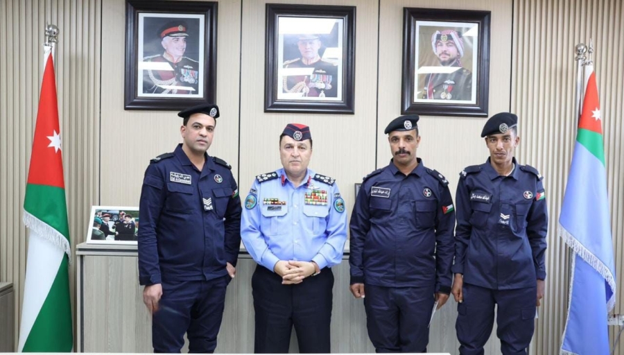 تكريم طاقم دورية نجده انقذ سيدة وأطفالها من داخل مركبة تعرضت للاشتعال في محافظة المفرق..