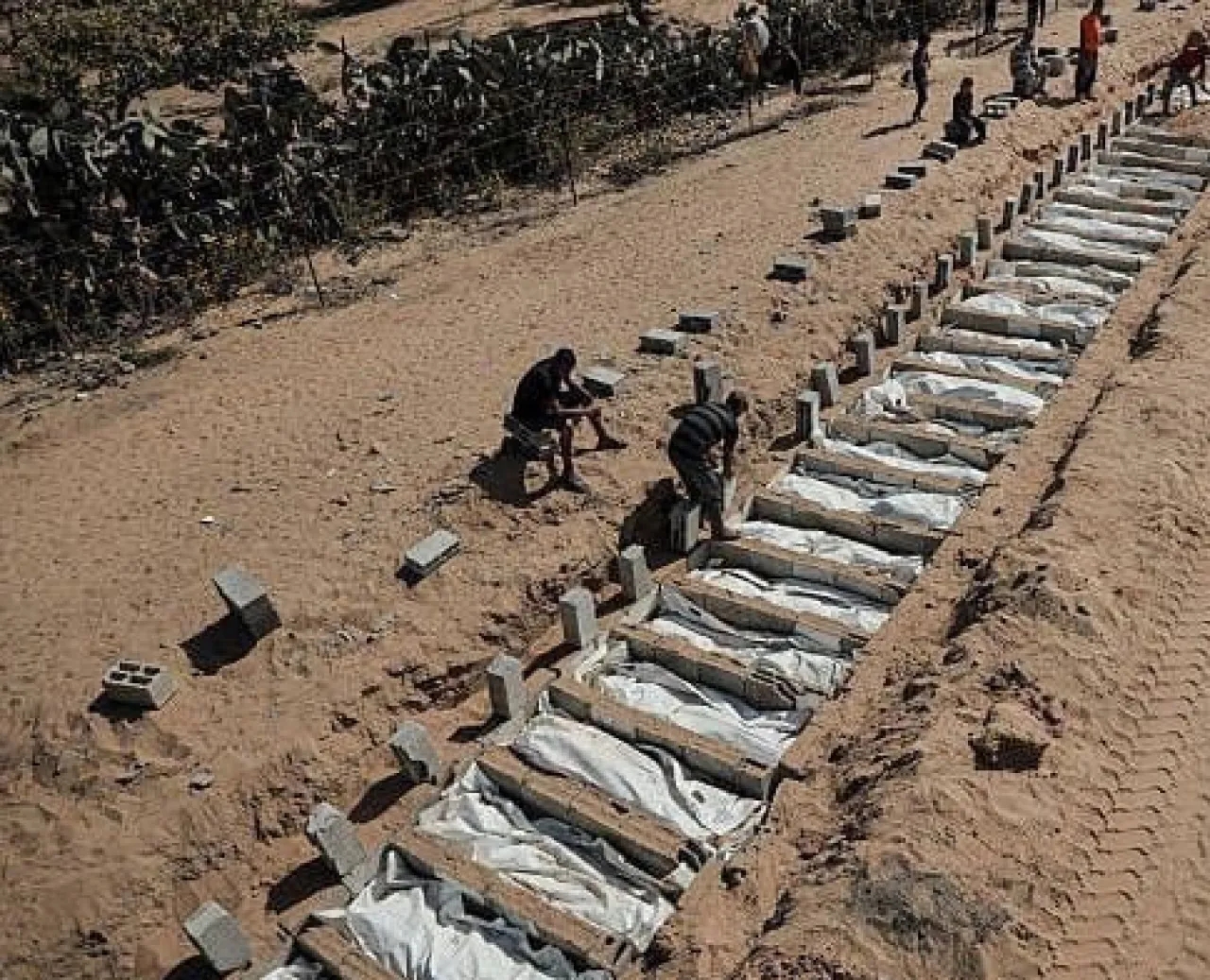 اسرائيل تسلم جثامين 15 شهيدا.. والجهود تتواصل للعثور على بقية جثامين الجنود