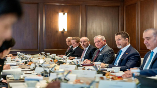 الملك يبحث فرص تعزيز التعاون الاقتصادي والاستثماري مع اليابان