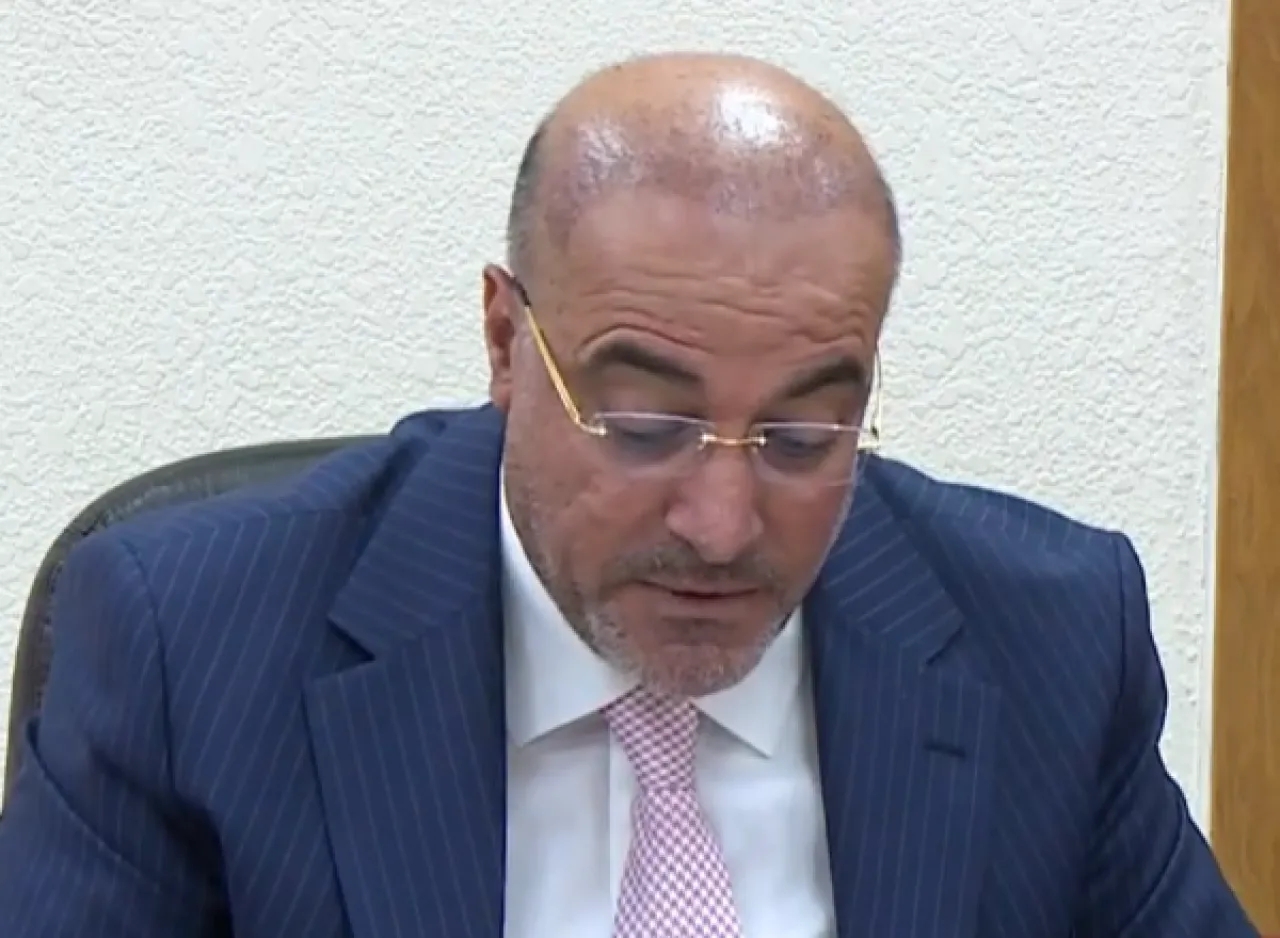الأردن.. صوت وزير المالية المنخفض يثير مطالبة برلمانية برفعه والتحدث بوضوح