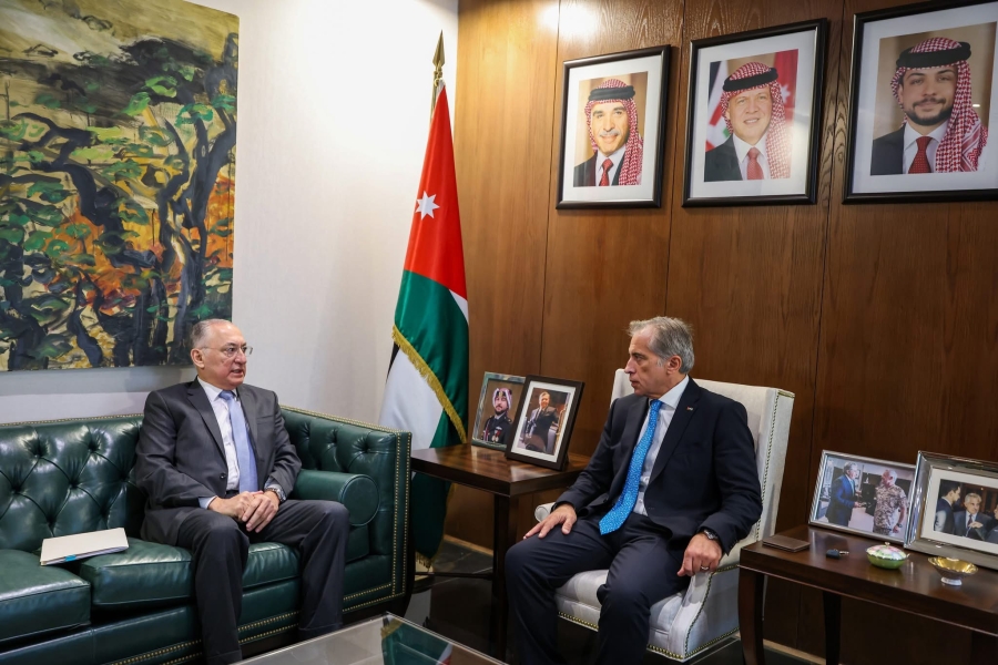 خلال لقائه رئيسها .. حسان يؤكد على دعم الحكومة لهيئة النزاهة ومكافحة الفساد ..