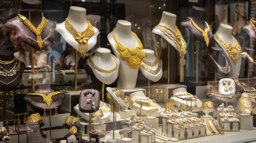 انخفاض أسعار الذهب عيار 21 في السوق المحلية.. 82.70 دينارا للغرام