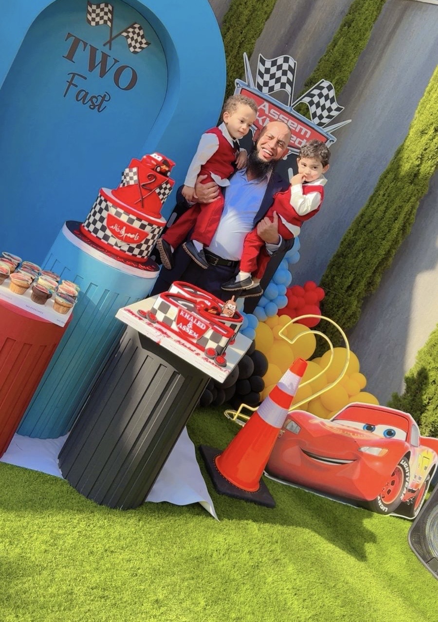 اصغر مشجعان للمنتخب الأردني (عاصم وخالد) نائل الخطبان يحتفلان بعيد ميلادهم الثاني …