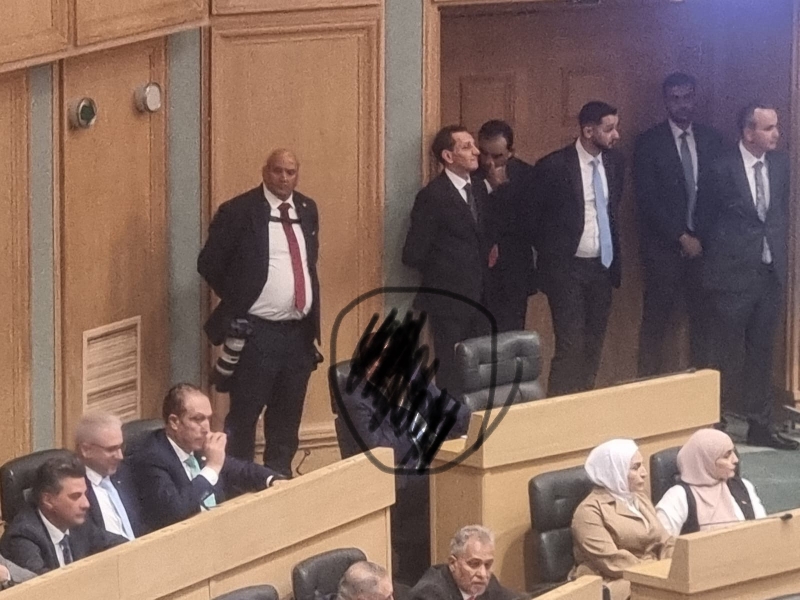 من سمح لمرافق رئيس مجلس النواب بالجلوس على مقاعد النواب تحت القبة ..؟؟