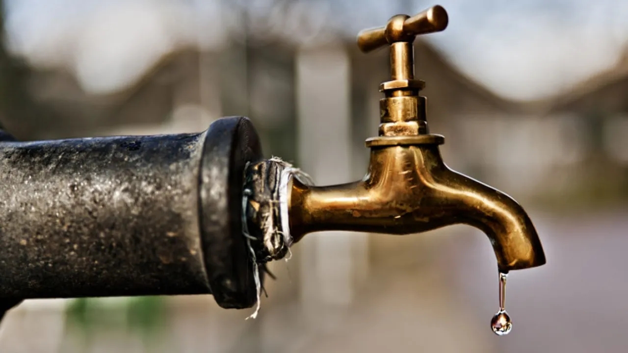 الحكومة: التحديات المائية تجبرنا على تزويد المياه مرة أسبوعياً بالأردن