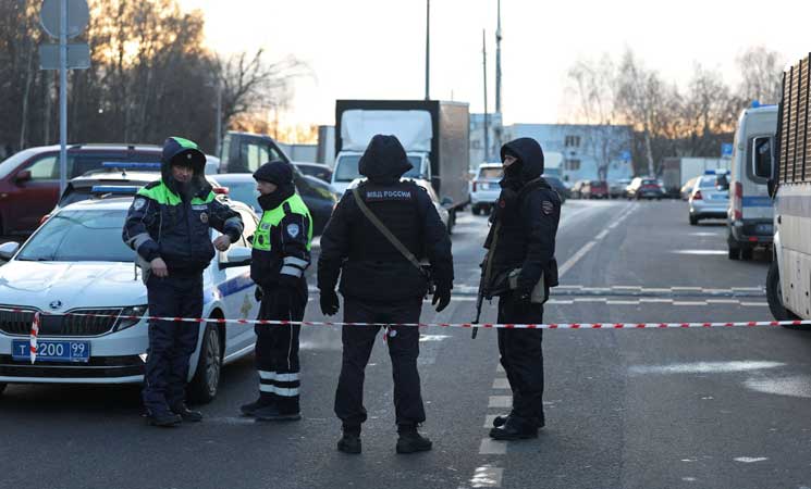 مقتل ثلاثة أشخاص بينهم شرطيان بانفجار في موسكو