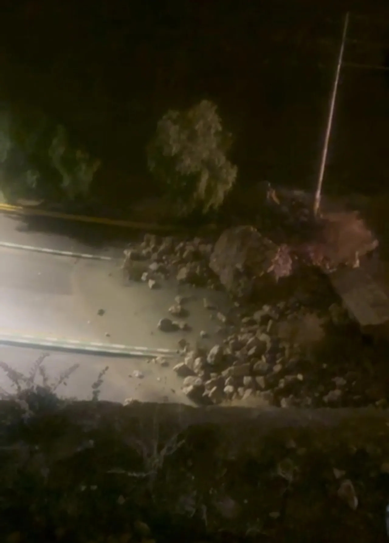 إغلاق مؤقت لطريق كرك القصبة إثر انهيار جبلي