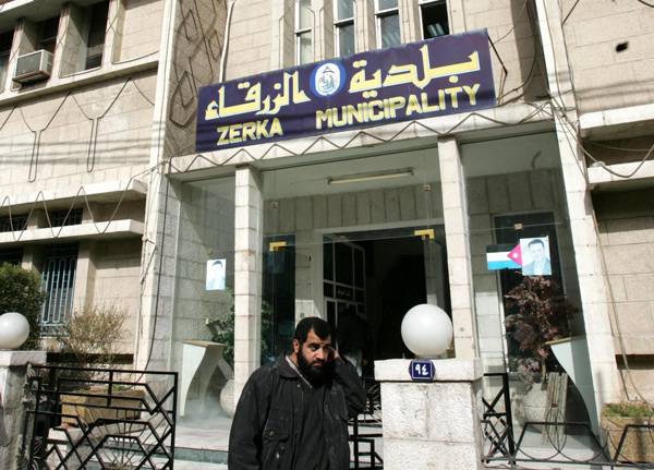 تصريحات مغلوطة لإدارة البلدية .. وعلى رئيس لجنتها اعادة حساباته ووجهة نظره في الزرقاء واهلها  ..