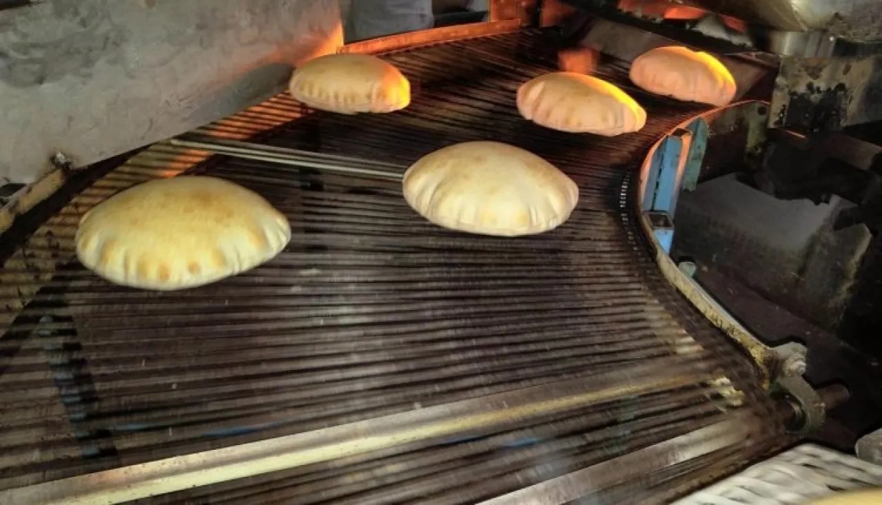 الصناعة والتجارة: تزويد المطاحن بالقمح لضمان توفر الخبز خلال الحالة الجوية