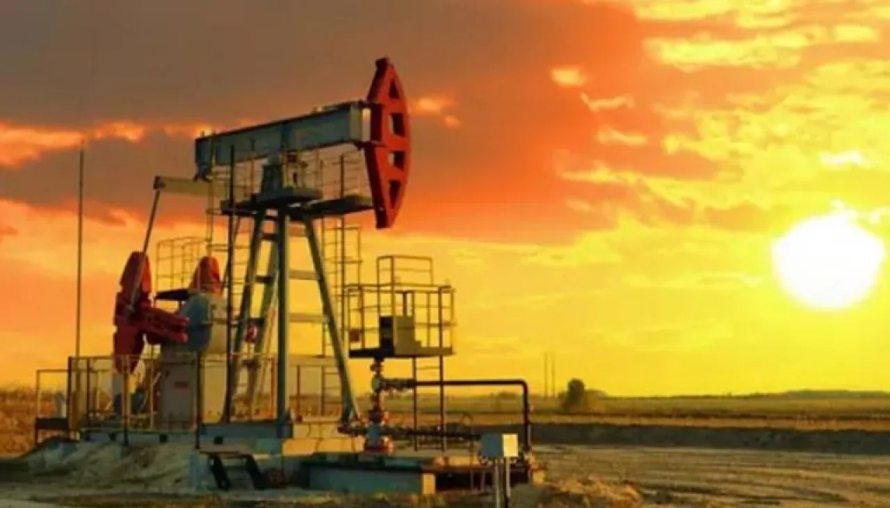 سعر النفط يتراجع وبرنت يتجه لتسجيل أطول سلسلة خسائر سنوية