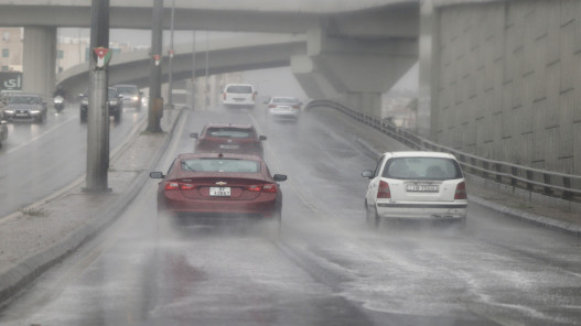 بدء تأثير المنخفض الجوي على الأردن ودعوات لتوخي الحيطة والحذر