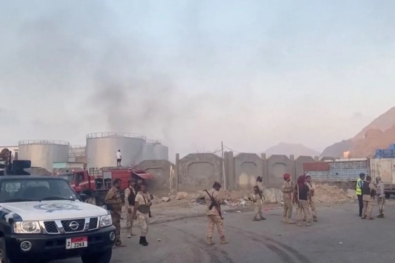 مشهد معقّد في حضرموت والمهرة بعد قرارات رئاسية وتحركات عسكرية