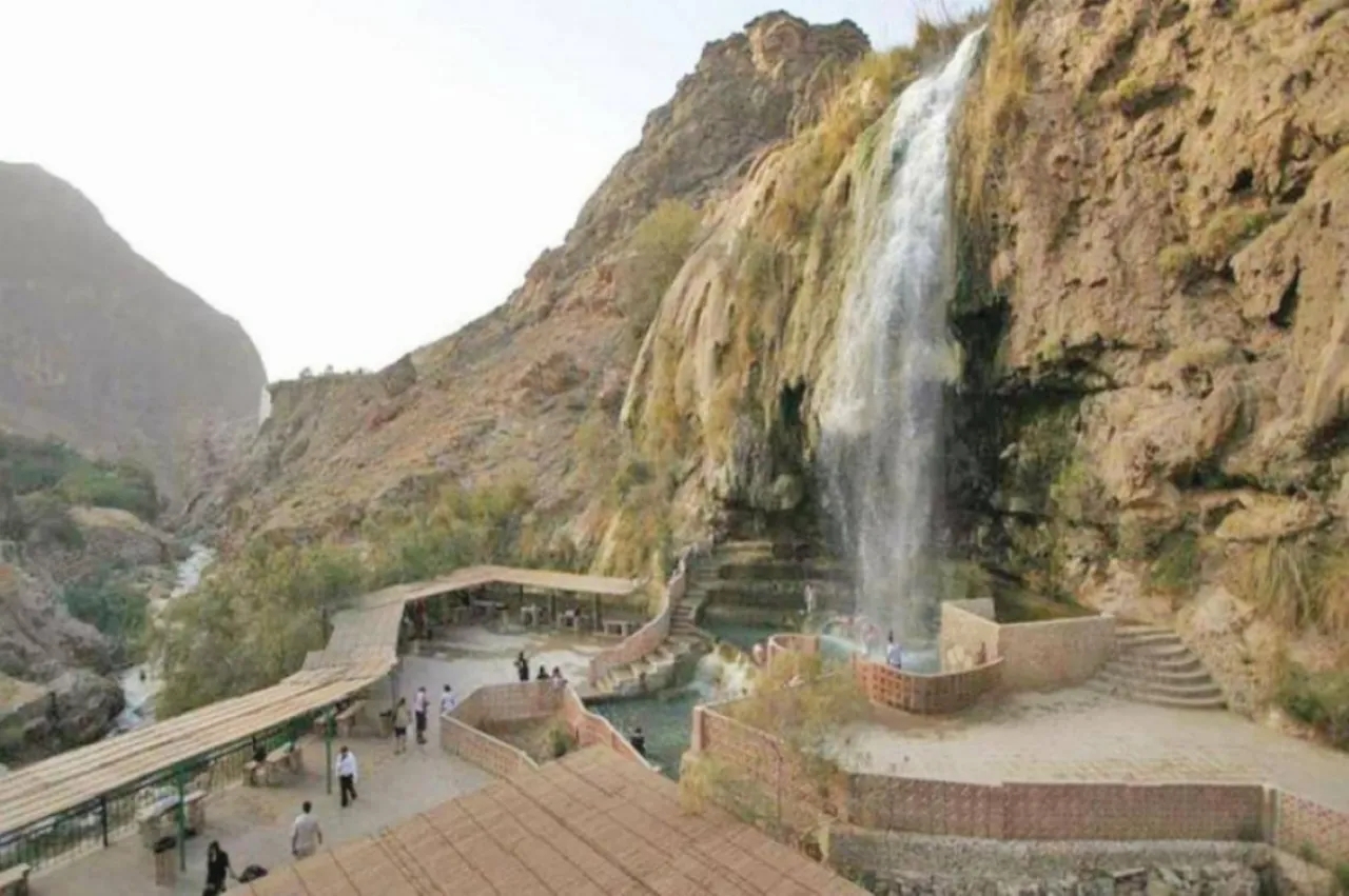 محافظ مادبا: استمرار إغلاق شلال حمامات ماعين